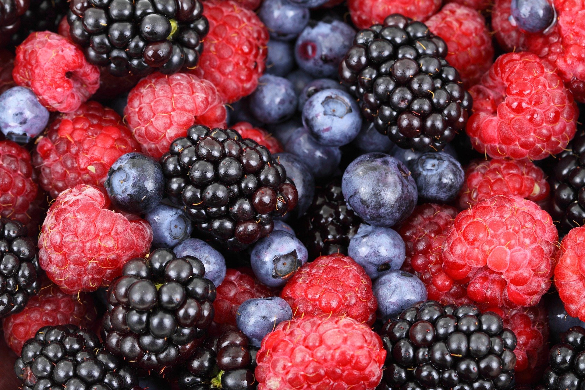 blueberries, blackberries and and strawberries mixed together