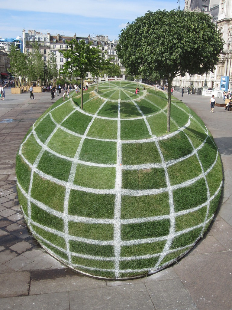An optical illusion in which grass seems to form a sphere even as it lies in the middle of a public square